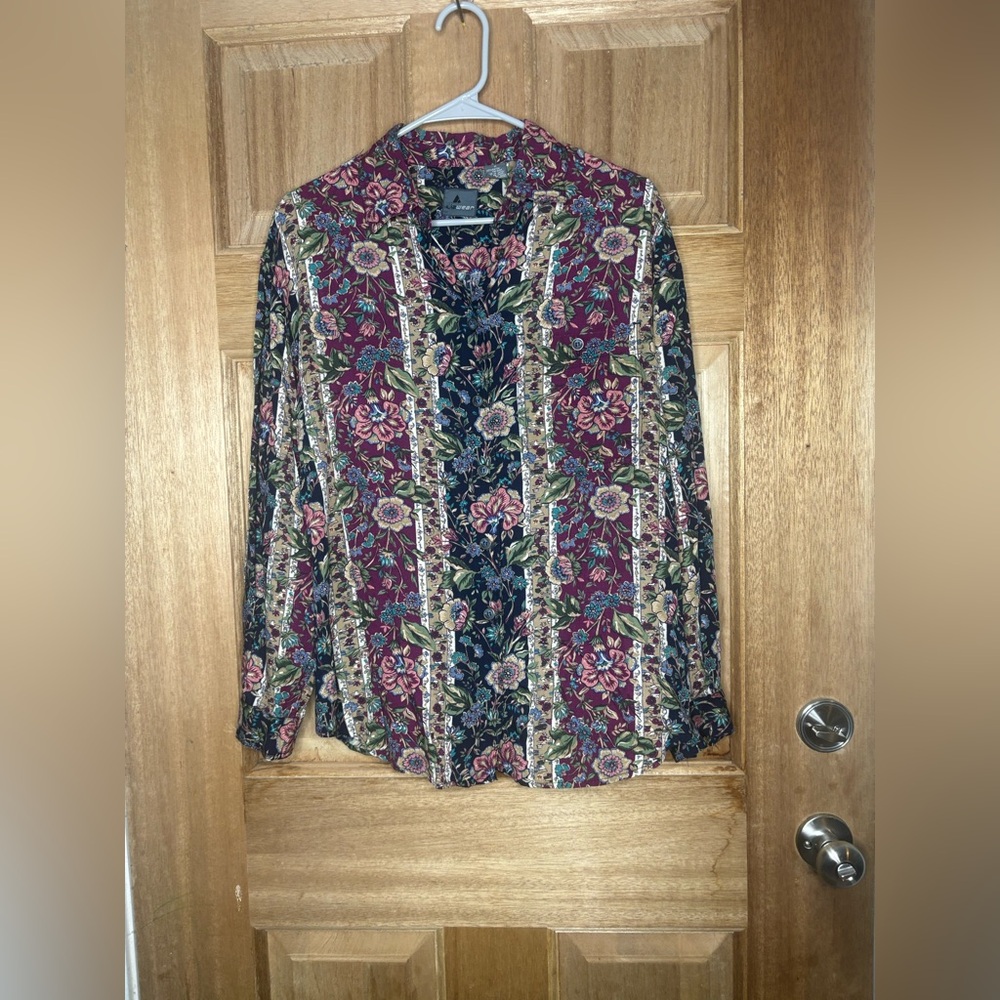 Lizwear‎ women’s Floral Button-Up Shirt size M